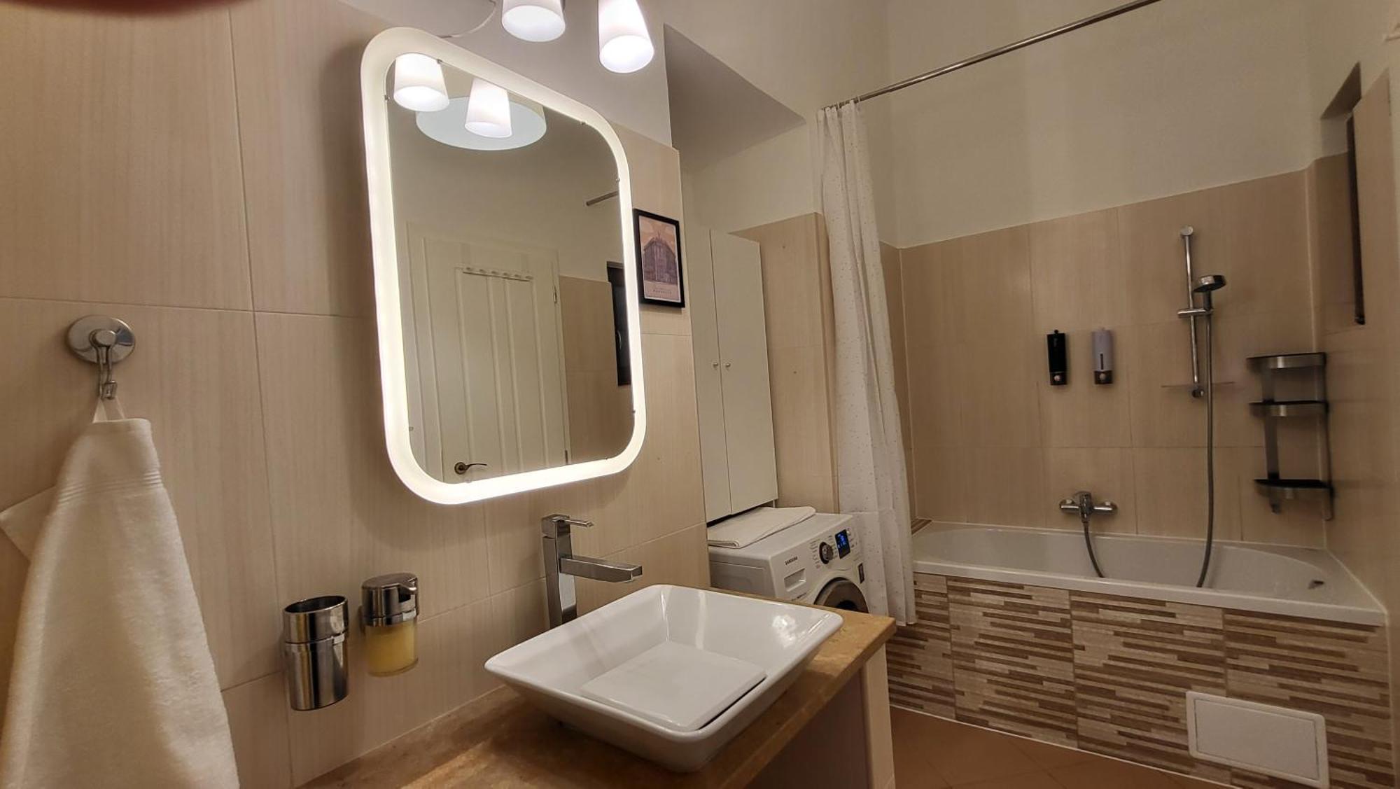 Away From Crowds, Near To Center - Vaskapu Appartement *