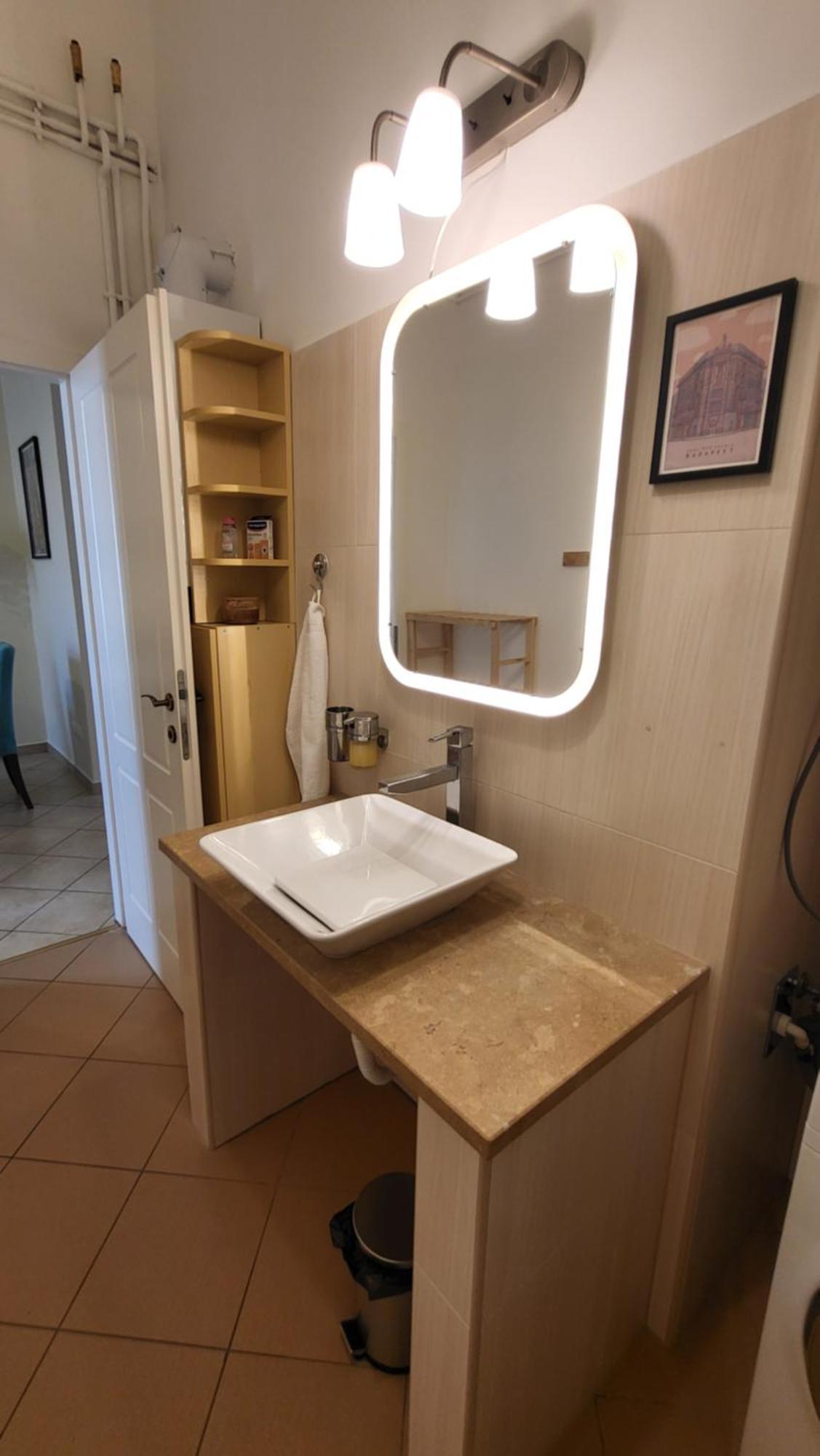 Away From Crowds, Near To Center - Vaskapu Appartement